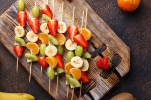 Brochette de fruits colorée pour une collation saine et fraîche