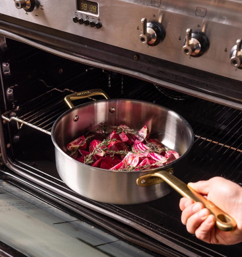 Casserole inox utilisée au four pour une cuisson polyvalente