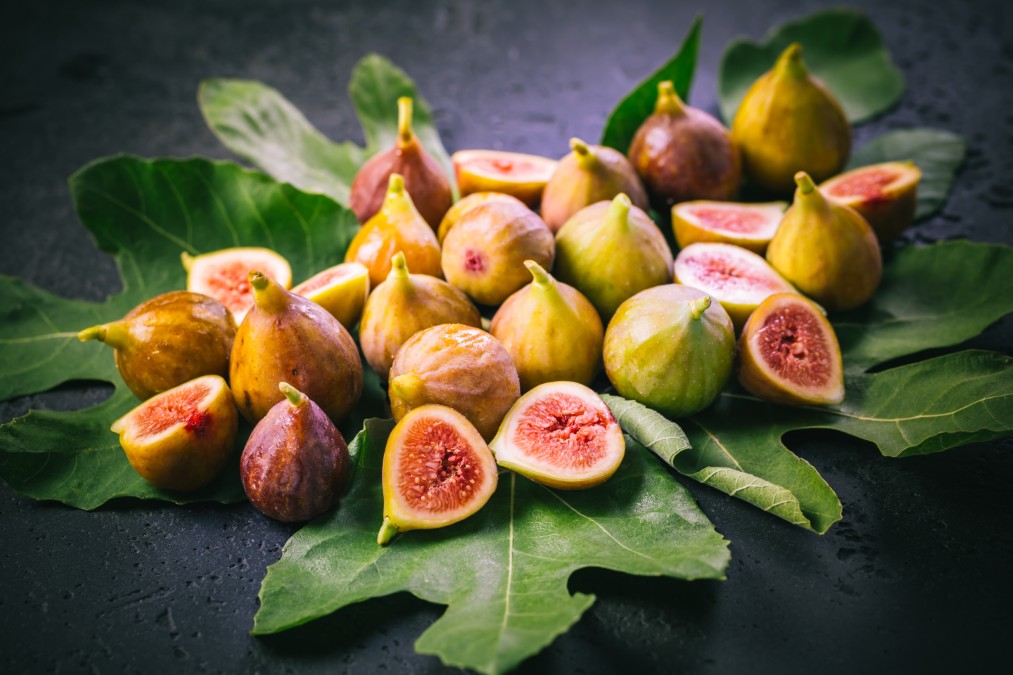 Sélection minutieuse de fruits frais et charnus pour réussir la préparation de vos figues roties.