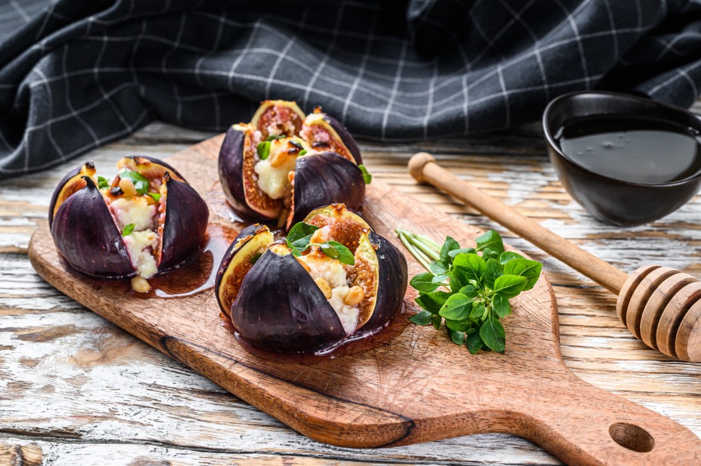 Délicieuses figues roties au four garnies de fromage fondu et de miel.